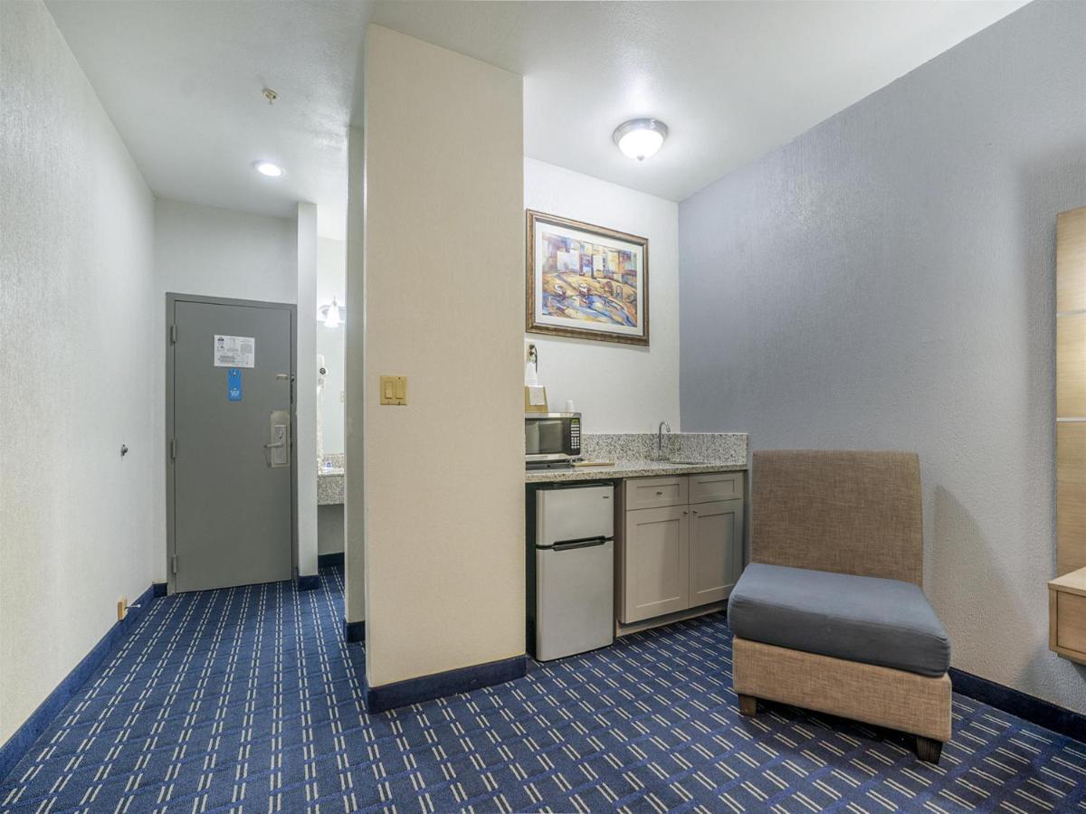 Days Inn & Suites By Wyndham Webster Nasa-Clearlake-Houston Kültér fotó