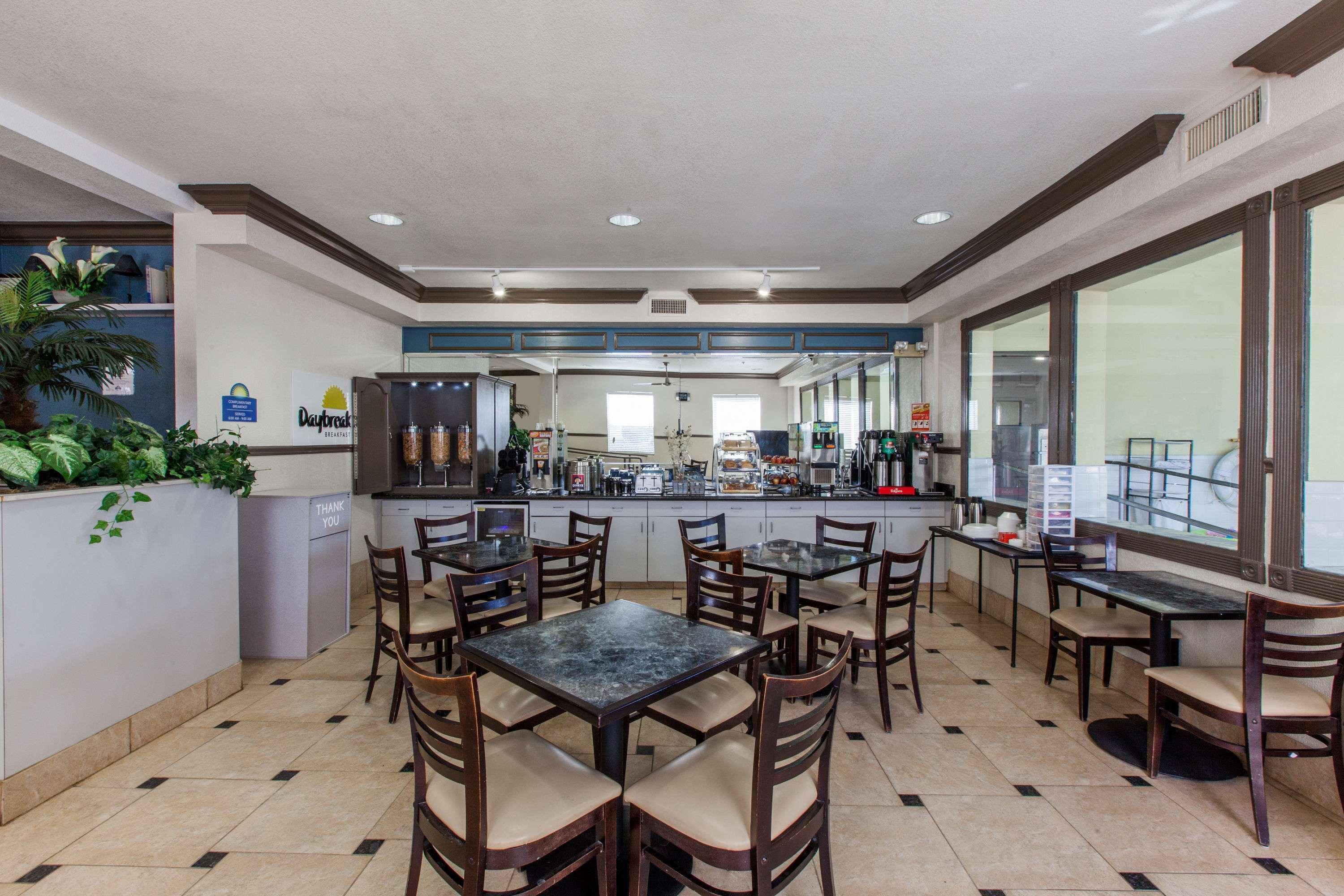 Days Inn & Suites By Wyndham Webster Nasa-Clearlake-Houston Kültér fotó